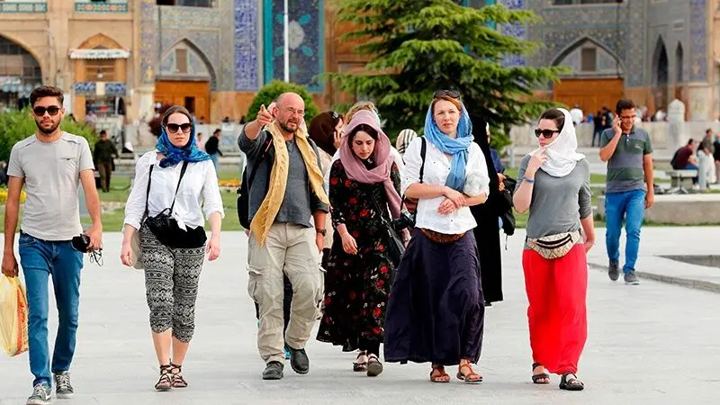 ضرغامی: گردشگران خارجی چادر سر می‌کنند و عکس می‌گیرند