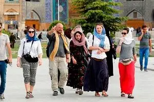ضرغامی: گردشگران خارجی چادر سر می‌کنند و عکس می‌گیرند