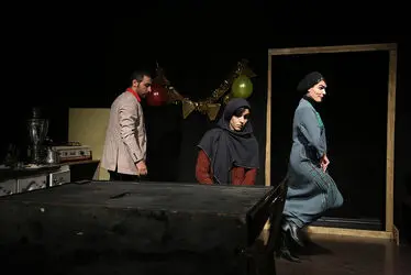 نمایش "بی‌سرپرست" در تماشاخانه مهرگان
