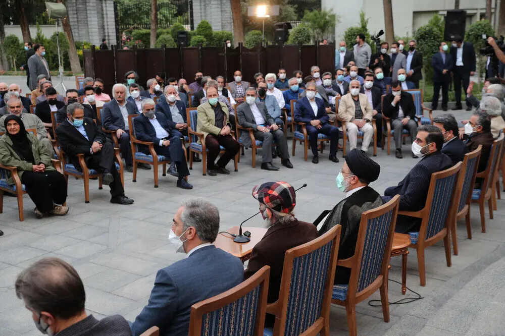 دیدار هنرمندان با سید ابراهیم رئیسی در مراسم افطاری ۱۴۰۱