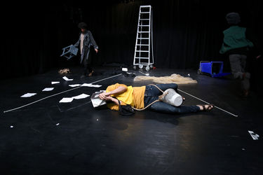 نمایش " در انتظار گودو " در سالن قشقایی تئاترشهر