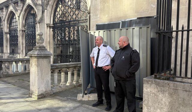 اثر تند و تیز «بنکسی» بر روی دیوار دادگاه