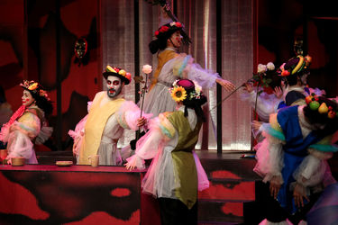 اجرای نمایش "هملت و دن کیشوت" در سالن اصلی تئاترشهر