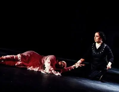 ببینید: حامد بهداد این روزها روی صحنه تئاتر چه می‌کند