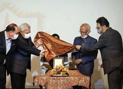 Plaque of Iran’s Living Human Treasure handed to calligrapher Amirkhani