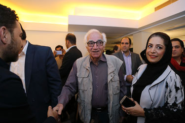 فرش فیروزه‌ای نمایش "مرد بالشی" در مرکز خرید تندیس