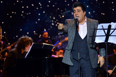 کنسرت "عاشقانه‌های ناصر چشم‌آذر" در سالن همایش‌های برج میلاد