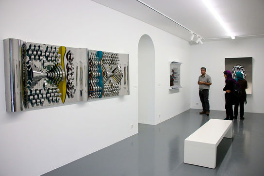 نمایشگاه نقش برجسته‌های هندسی محسن وزیری مقدم  در گالری اعتماد