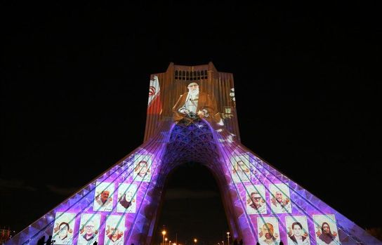 ویدیو مپینگ همدردی با کشورهای درگیر با کرونا بر روی برج آزادی تهران