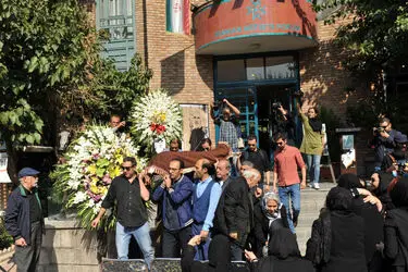 تشییع پیکر رضا امیر یاراحمدی در خانه هنرمندان