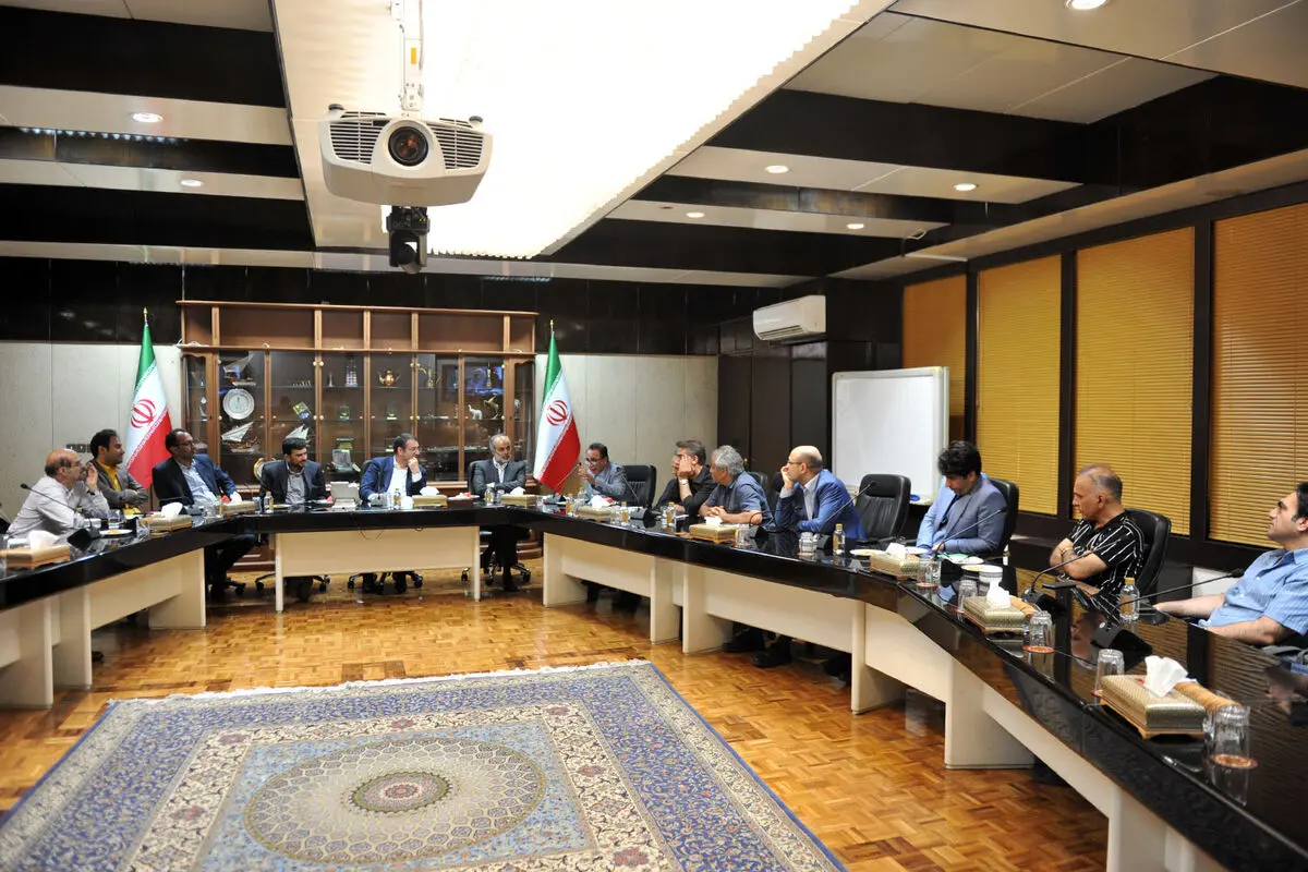 دیدار جمعی از هنرمندان با رضا رحمانی  وزیر صنعت، معدن و تجارت 