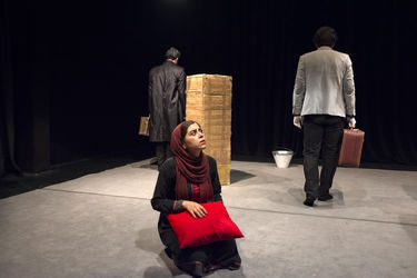 نمایش "مثل خاراندن یک زخم پس از خوب شدن" در عمارت نوفل‌لوشاتو