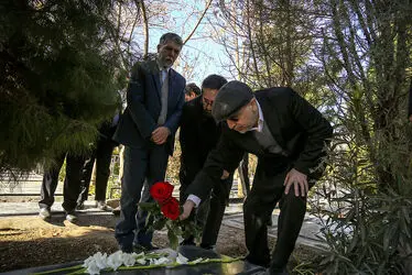 گل‌باران قطعه هنرمندان توسط وزیر ارشاد و معاون هنری وزارت ارشاد