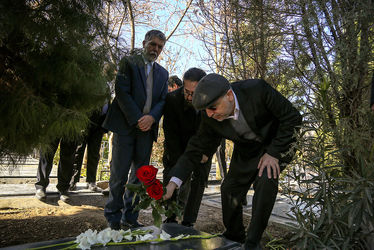 گل‌باران قطعه هنرمندان توسط وزیر ارشاد و معاون هنری وزارت ارشاد