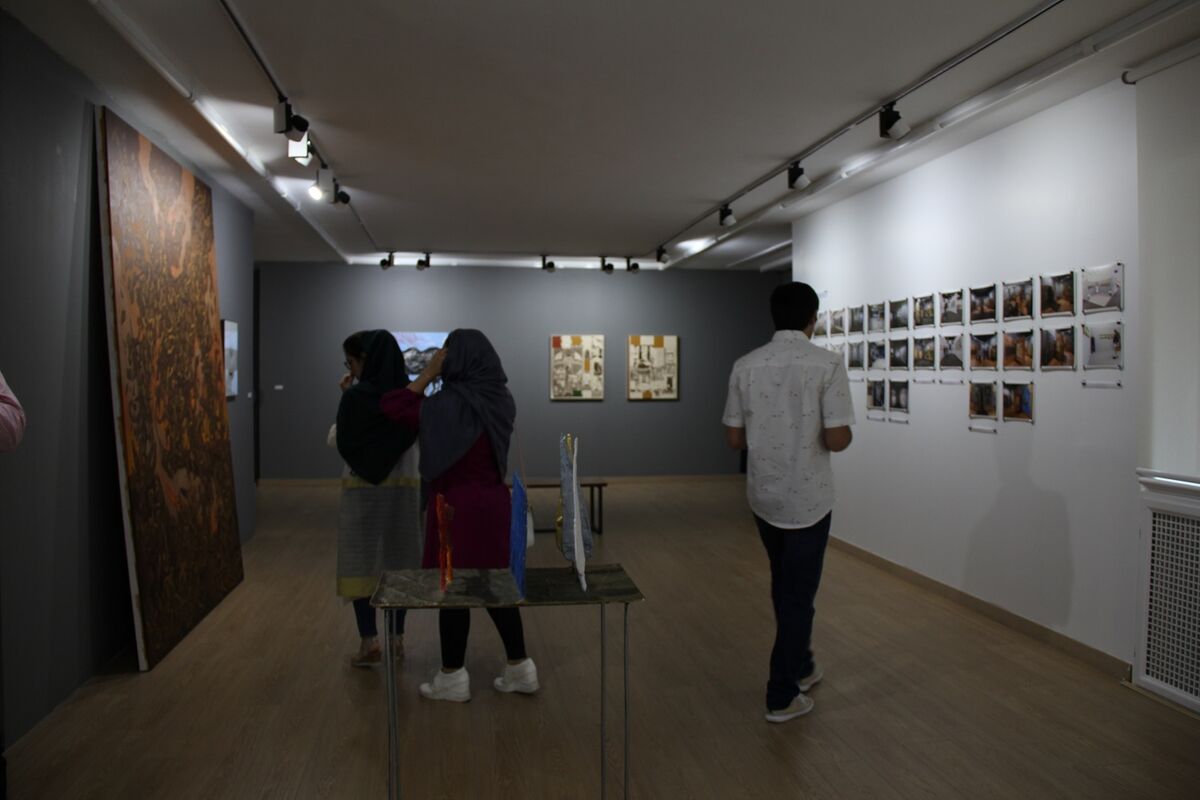 نمایشگاه گروهی مصورنامه  در گالری زیر زمین دستان