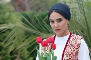 قد و وزن پریناز ایزدیار چقدر است؟ / سن پریناز ایزدیار و همسرش +عکس