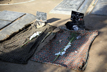 گل‌باران قطعه هنرمندان توسط وزیر ارشاد و معاون هنری وزارت ارشاد