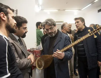 ببینید: حسین علیزاده در میان سازها