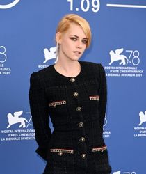 kristen-stewart-at-spencer-photocall-at-78th-venice-international-film-festival-09-03-2021-9_thumbnail